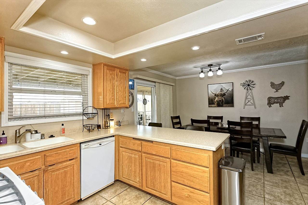 15052 Temecula Rd - Photo 7 of 30