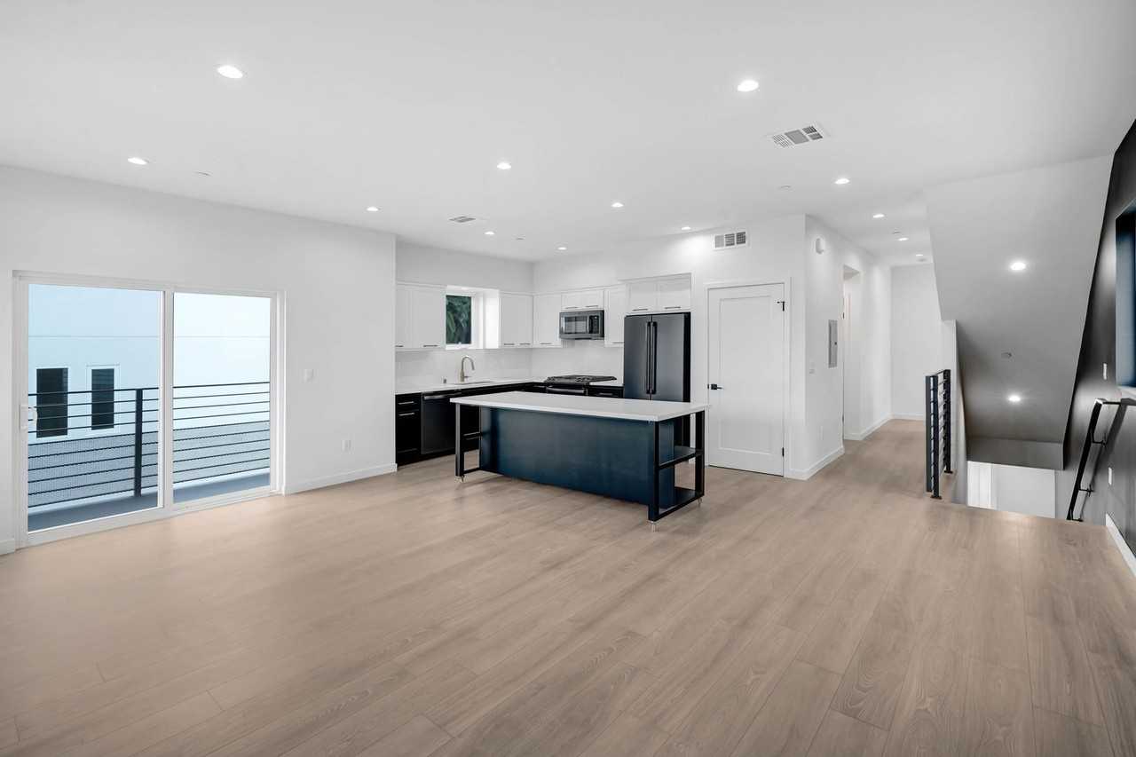 1015 1/2 Rosemont Ave - Photo 4 of 20