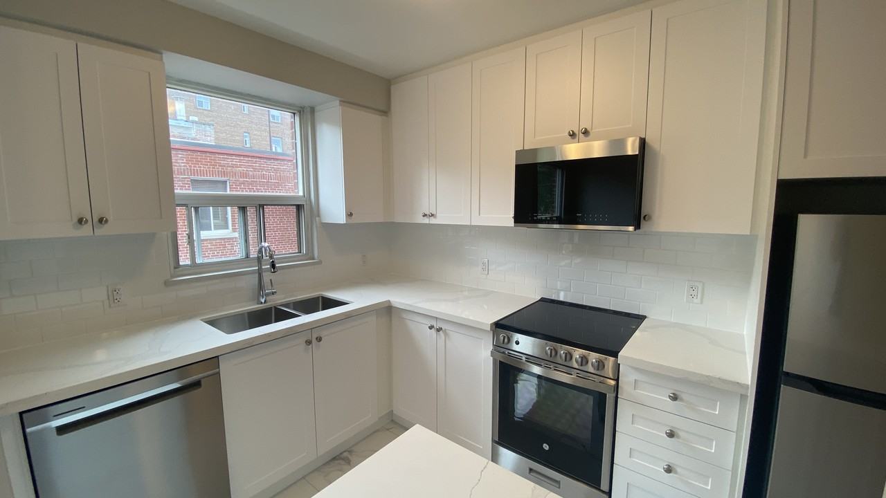 1299 Bayview Avenue - Photo 4 of 11