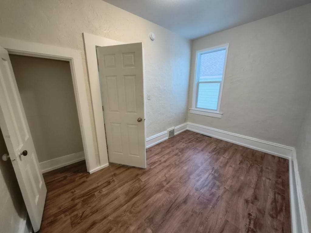 1114 Cumming Ave - Photo 6 of 11