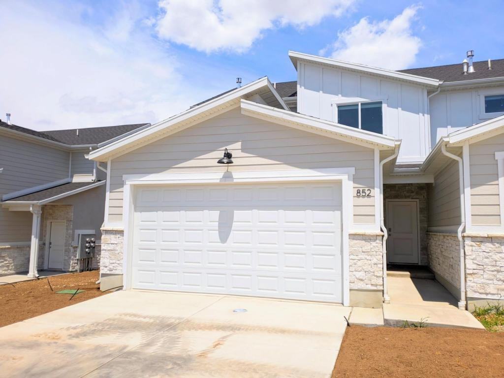 1043 W 600 S - Photo 2 of 17