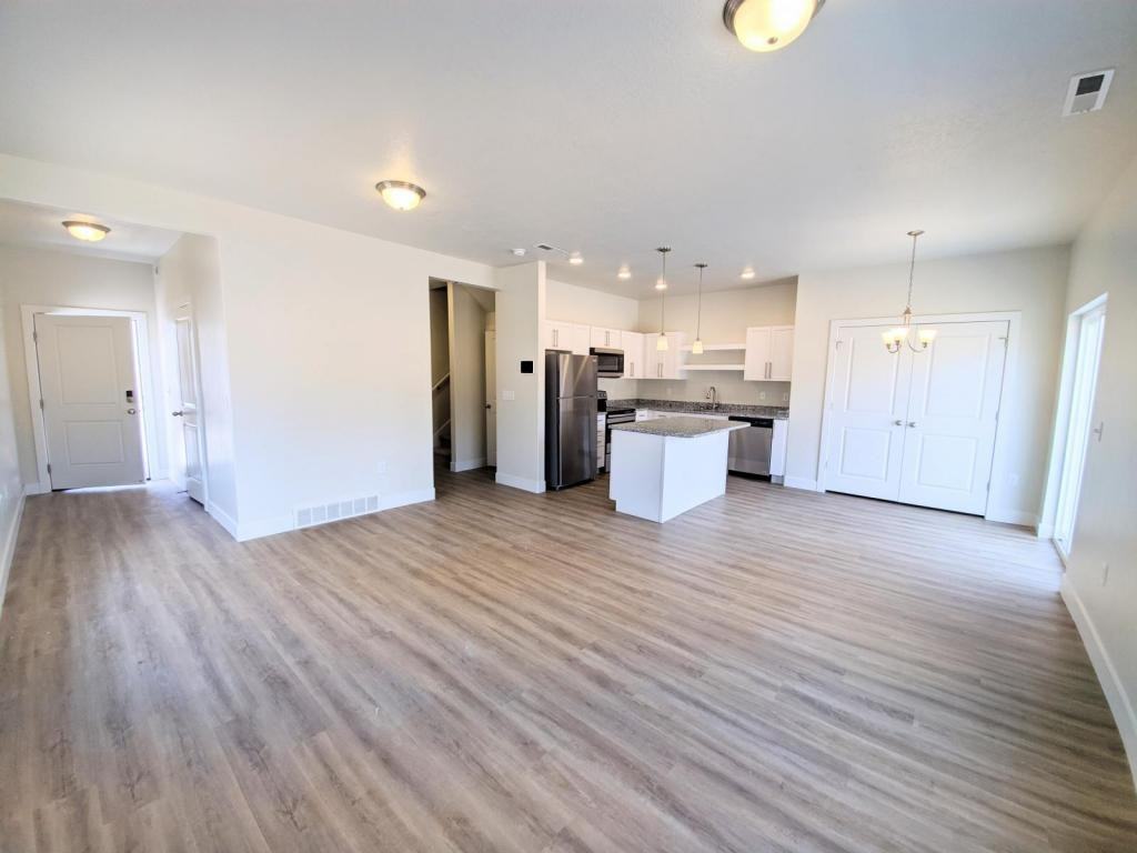 1036 W 600 S - Photo 3 of 11