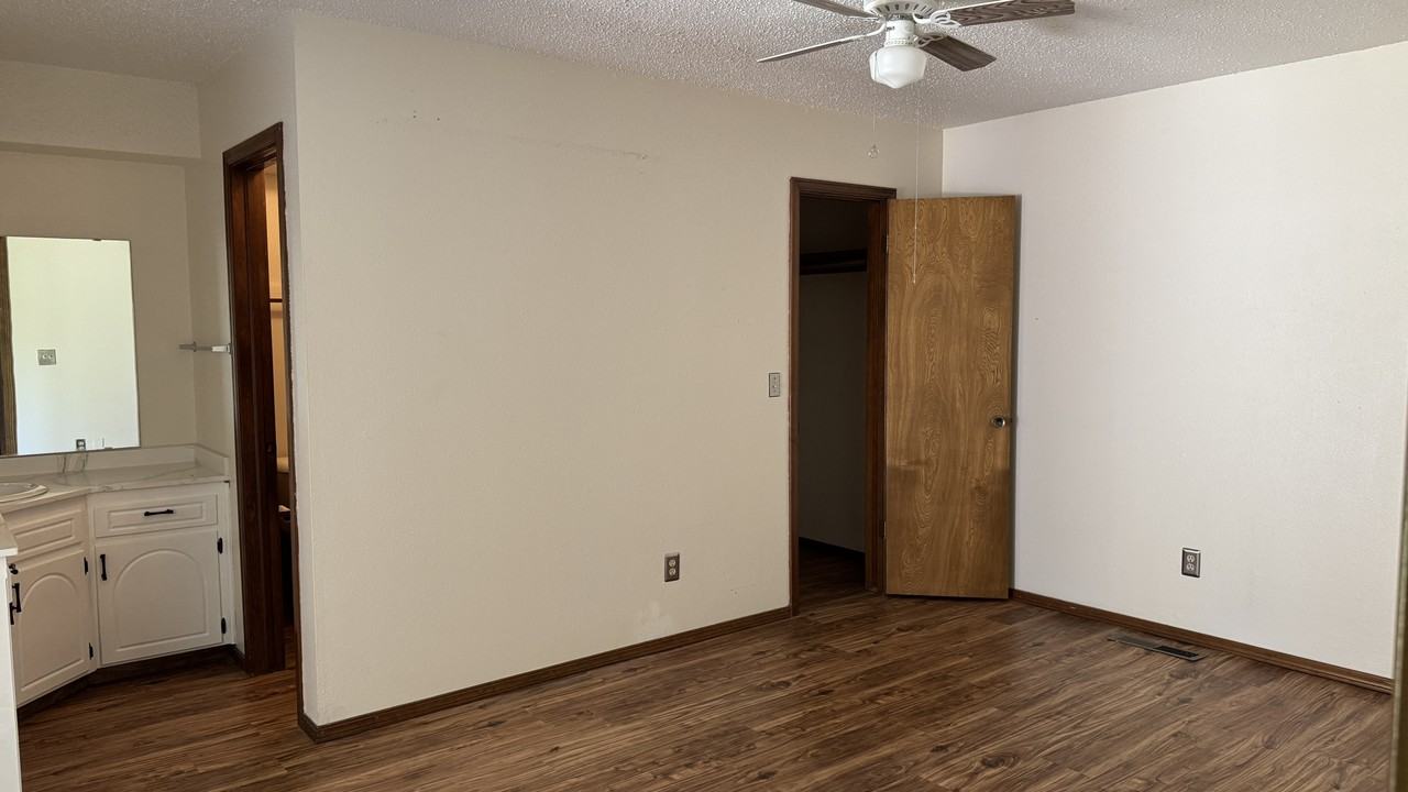 2612 N Markwell Ave - Photo 4 of 11