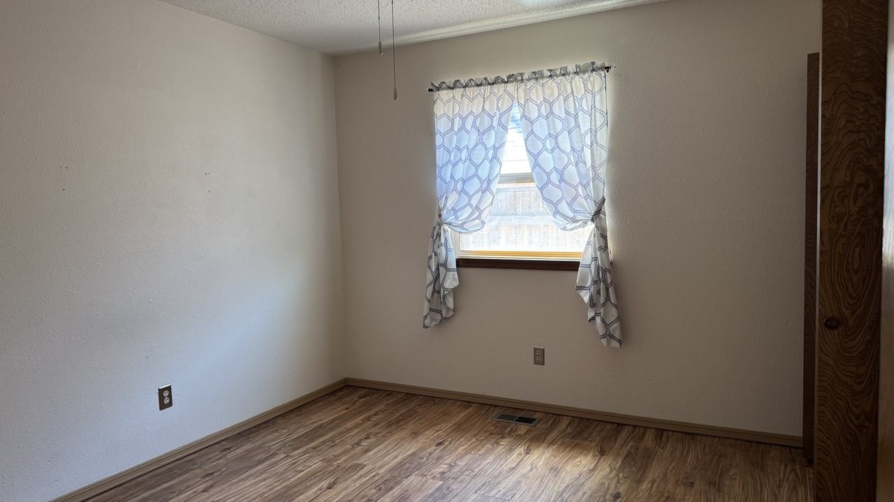 2612 N Markwell Ave - Photo 6 of 11