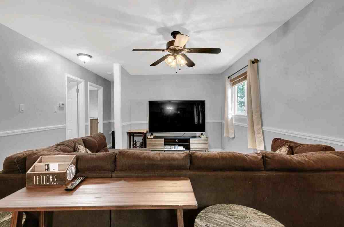 341 Longfellow Dr - Photo 4 of 21