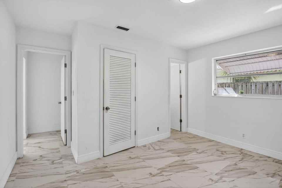 5731 Ne 17th Ter - Photo 3 of 17