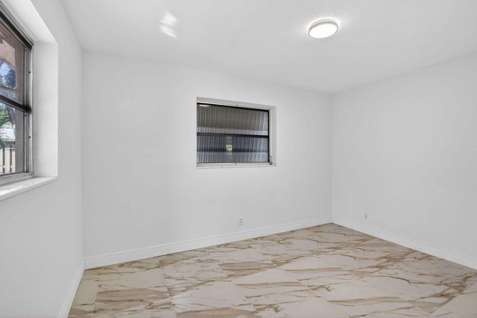 5731 Ne 17th Ter - Photo 5 of 17