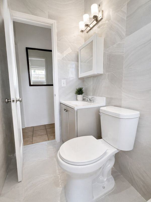 1355 Ne 129th St - Photo 4 of 21