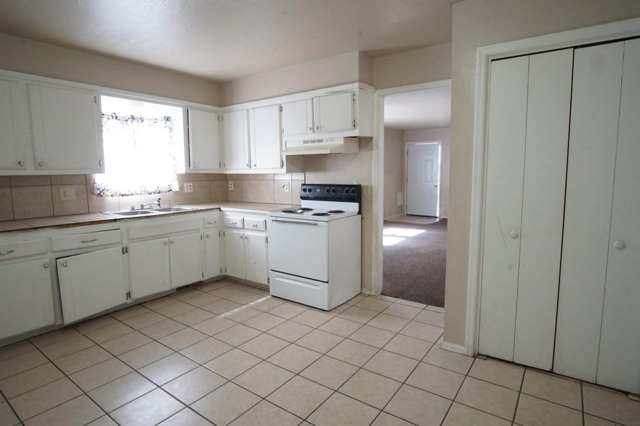 1010 E Main St - Photo 7 of 10