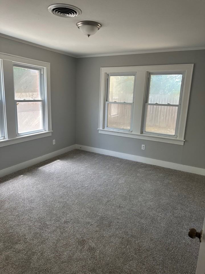 505 Nolen St - Photo 4 of 9