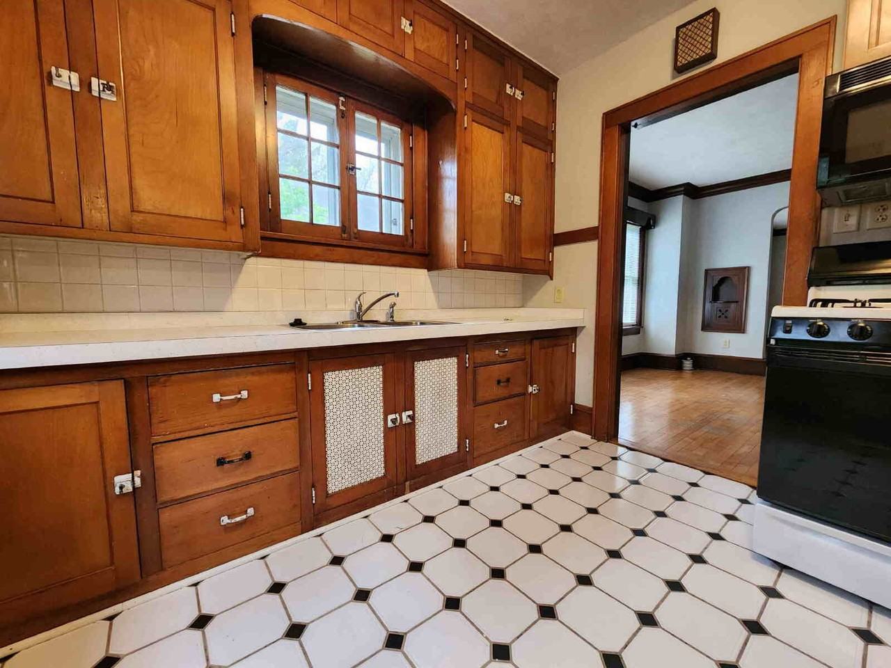 1502 Liberty St - Photo 2 of 17