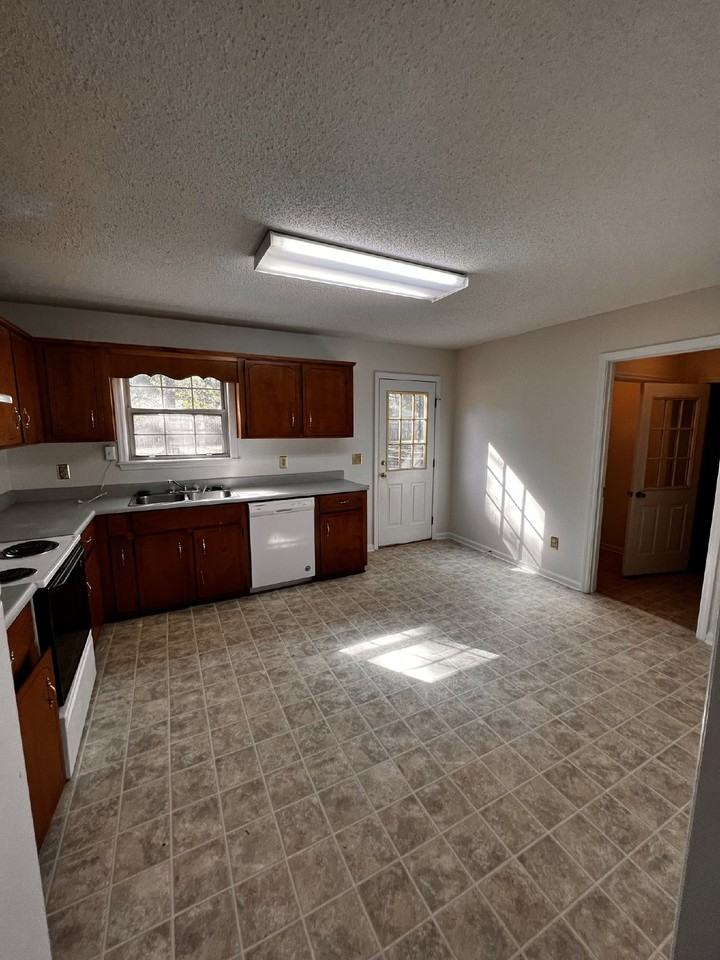 160 Waters Ave - Photo 4 of 17