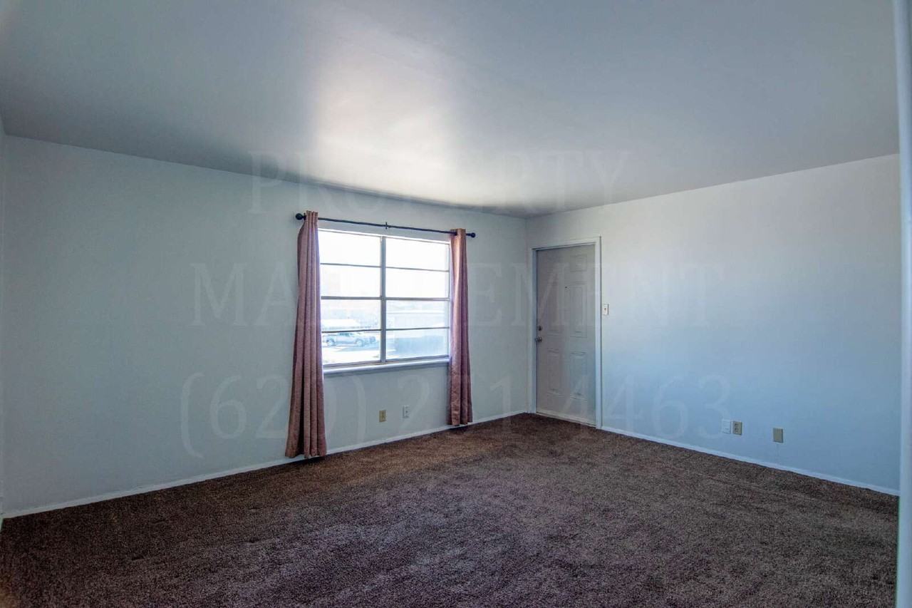 403 W 9th St - Photo 2 of 17