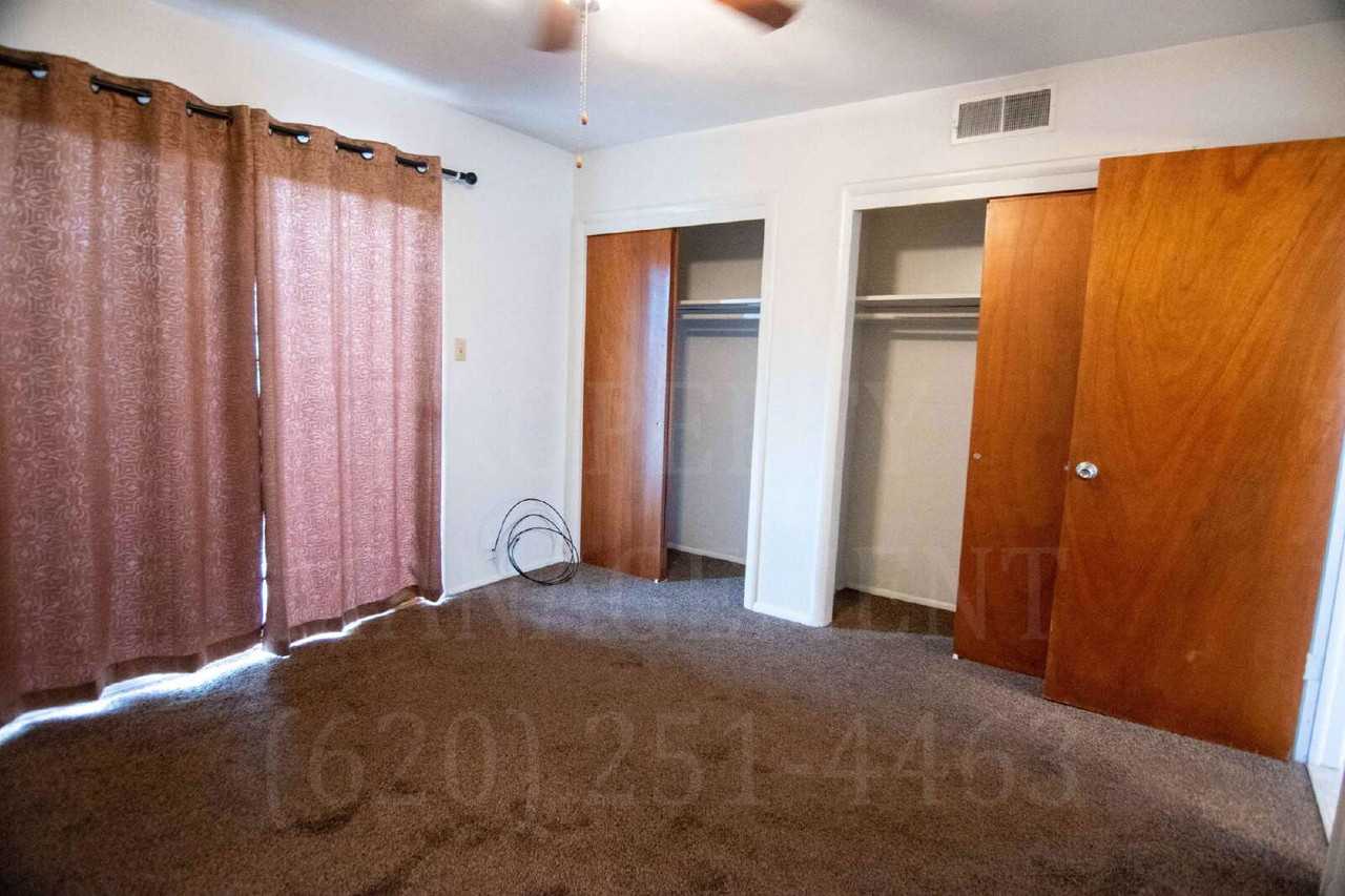 403 W 9th St - Photo 3 of 17