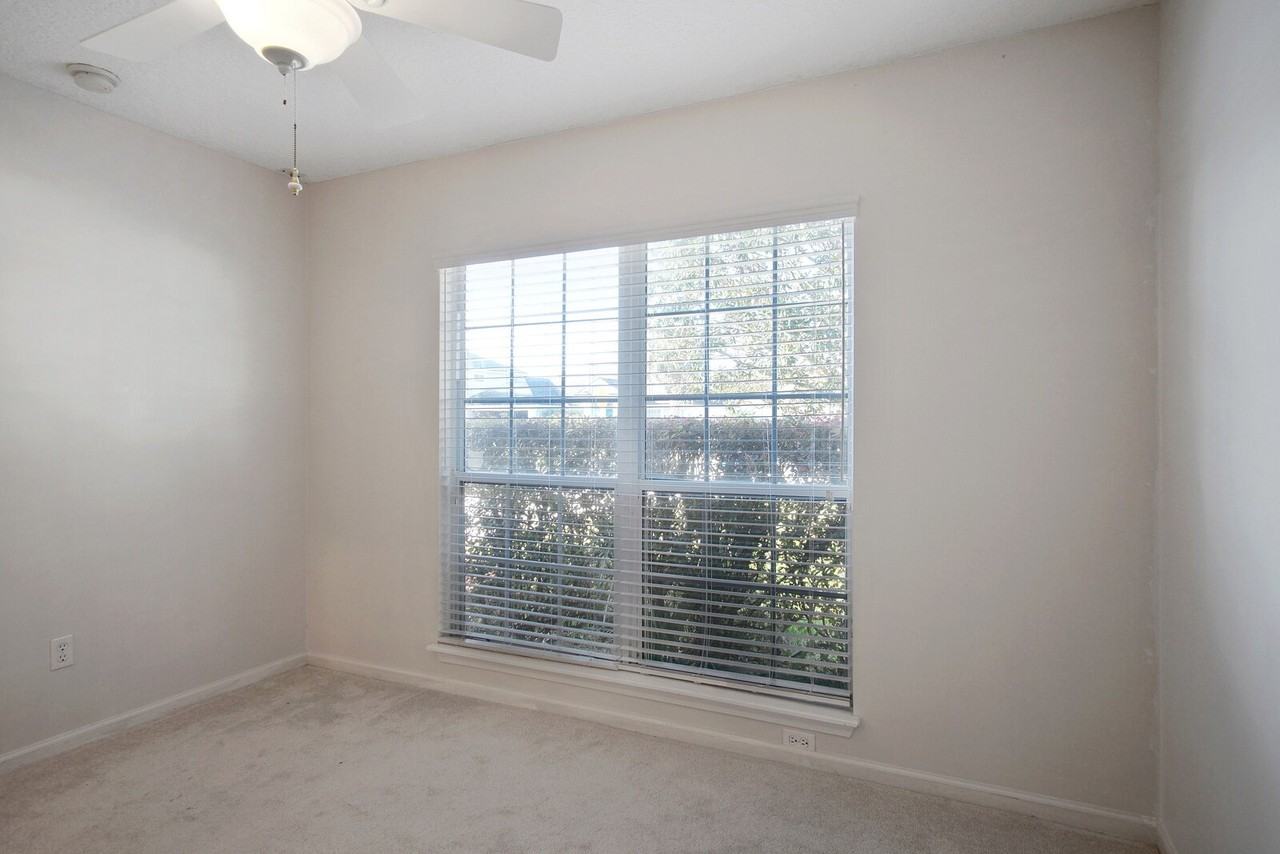1200 Woodchurch Ln - Photo 4 of 37