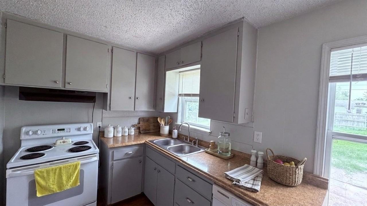 322 E Kerr Dr - Photo 3 of 5