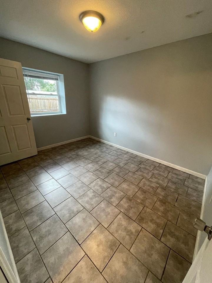 1717 Harris St Unit 2 - Photo 3 of 17
