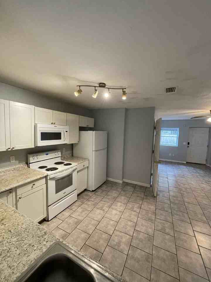 1717 Harris St Unit 2 - Photo 4 of 17
