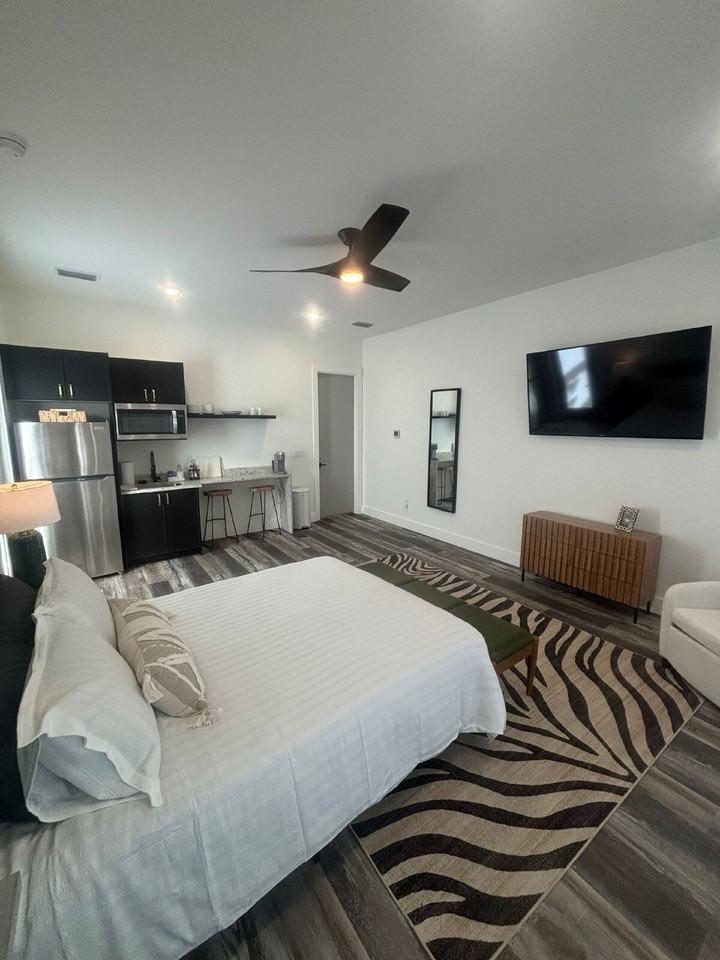 415 E 7th Ave Unit B - Photo 4 of 14