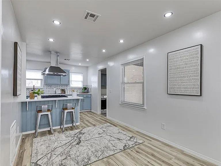 1208 Jet Dr - Photo 4 of 33