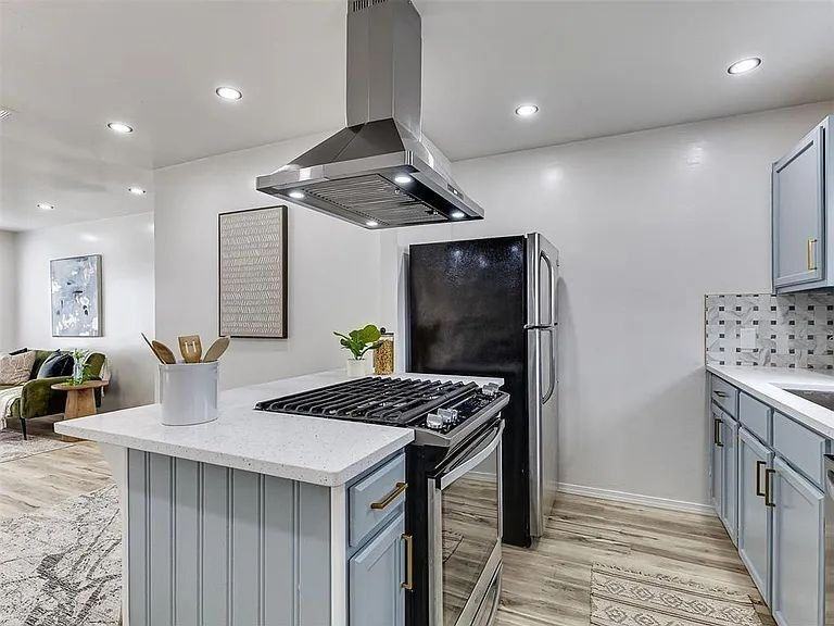 1208 Jet Dr - Photo 7 of 33