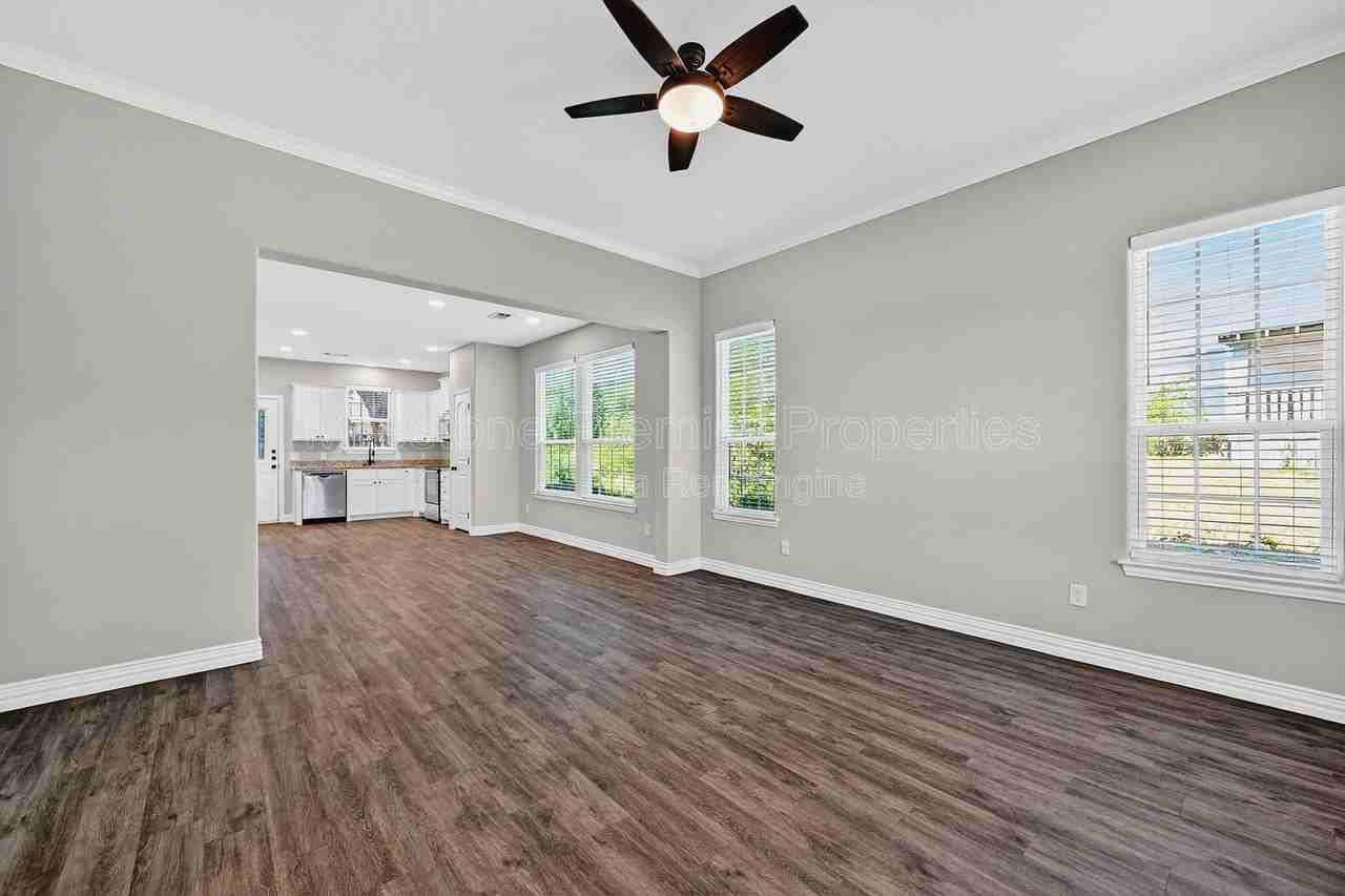 320 W Bond St - Photo 4 of 21