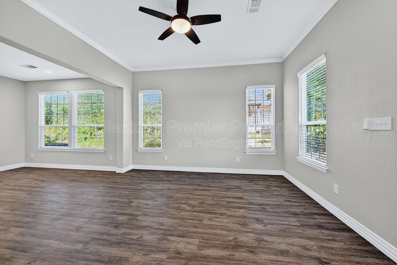 320 W Bond St - Photo 5 of 21