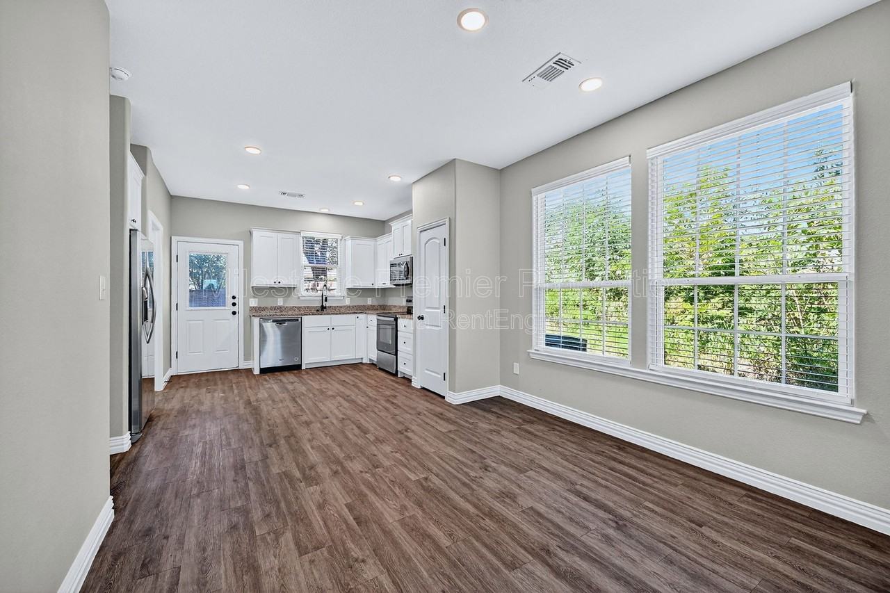 320 W Bond St - Photo 7 of 21