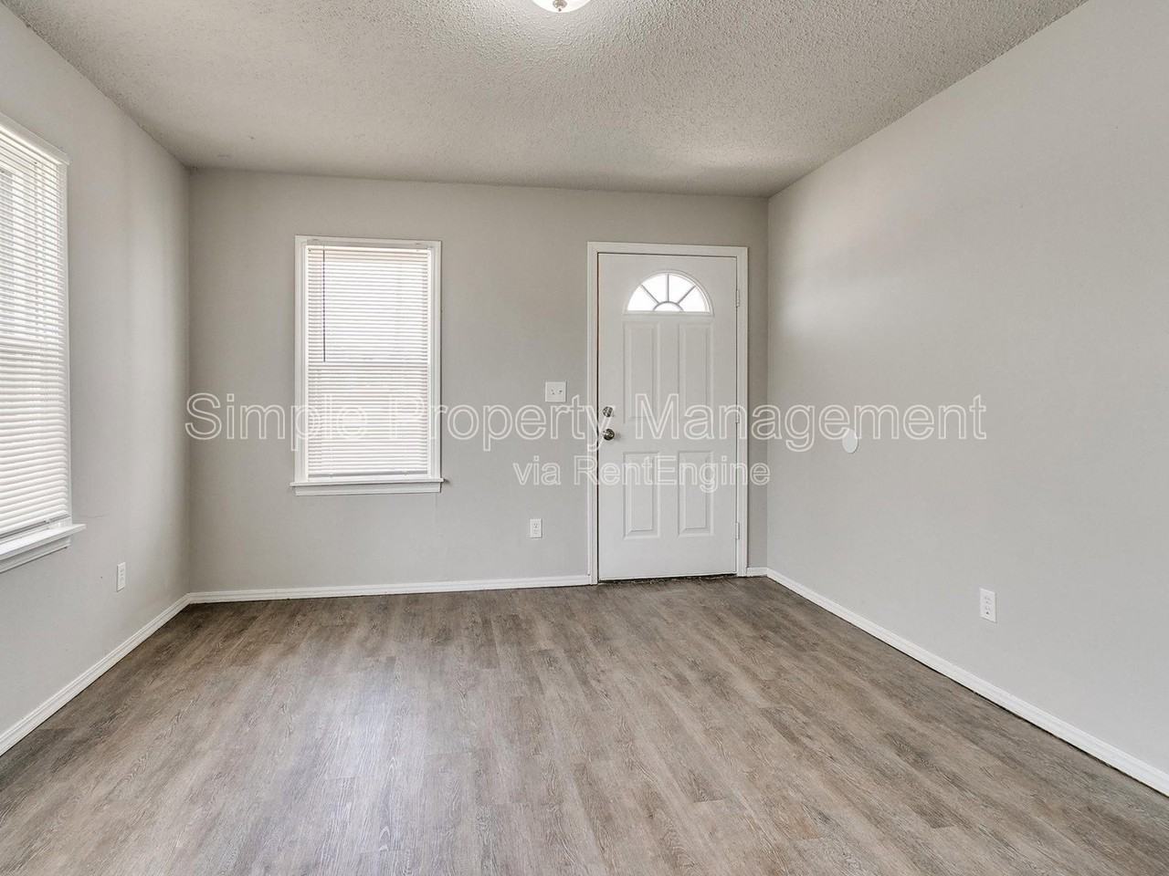 4007 N Rockwell Ave - Photo 2 of 15