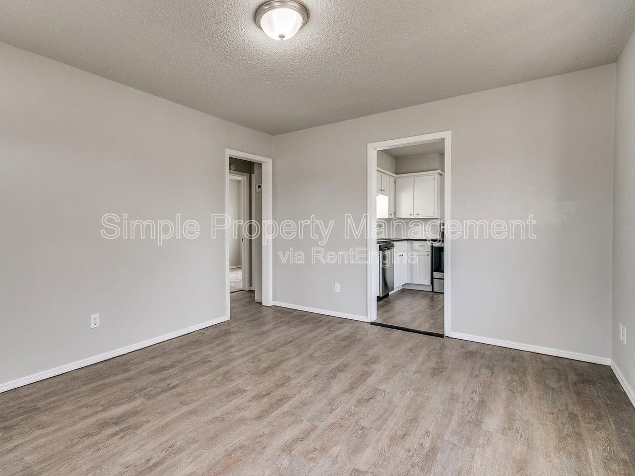 4007 N Rockwell Ave - Photo 3 of 15