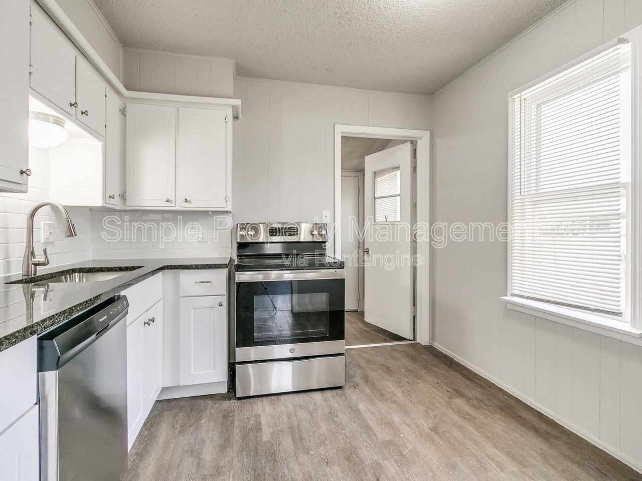 4007 N Rockwell Ave - Photo 4 of 15