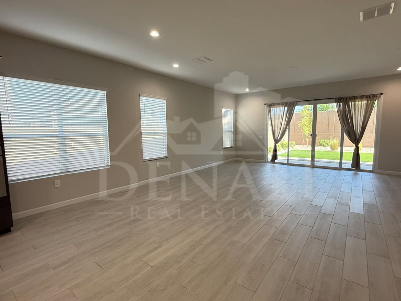 6010 E Quail Ave - Photo 3 of 21