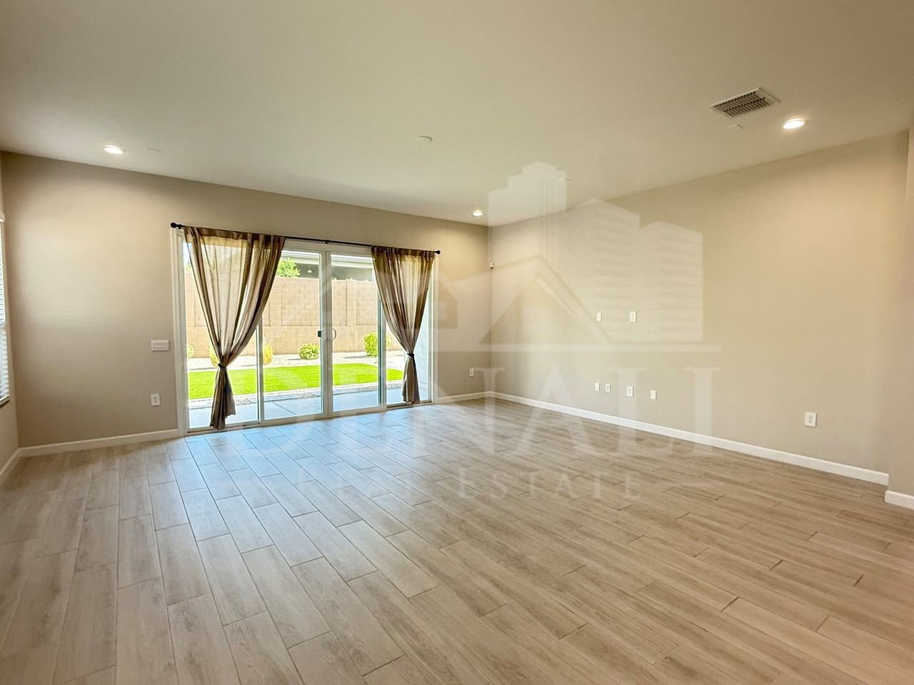 6010 E Quail Ave - Photo 4 of 21