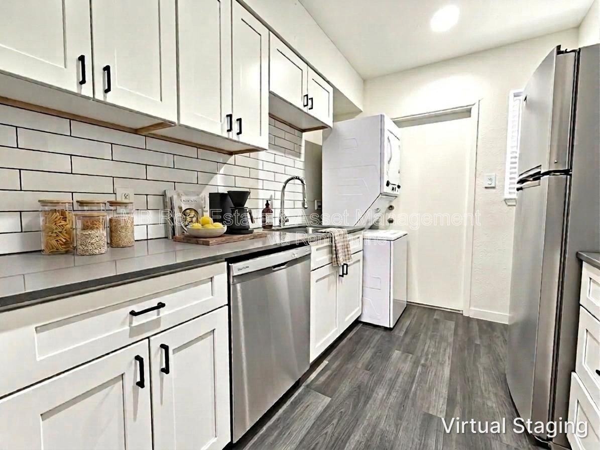 1505 E Oak St #E - Photo 3 of 9