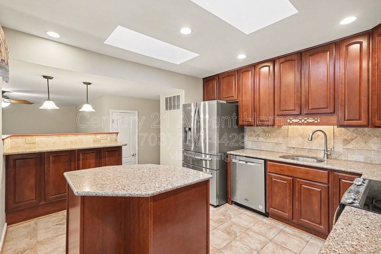 6117 Lynley Ter - Photo 7 of 38