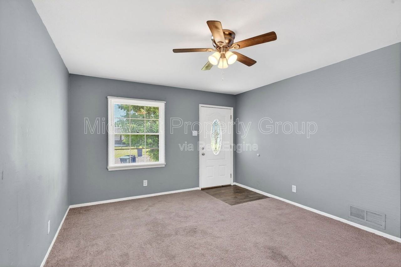 409 Shepley Dr - Photo 2 of 26