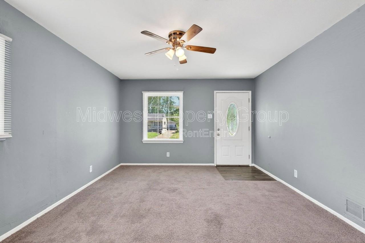 409 Shepley Dr - Photo 3 of 26