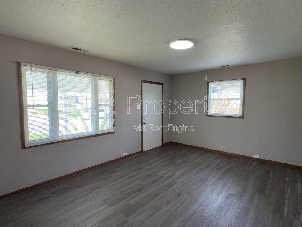 1007 E North St - Photo 5 of 25