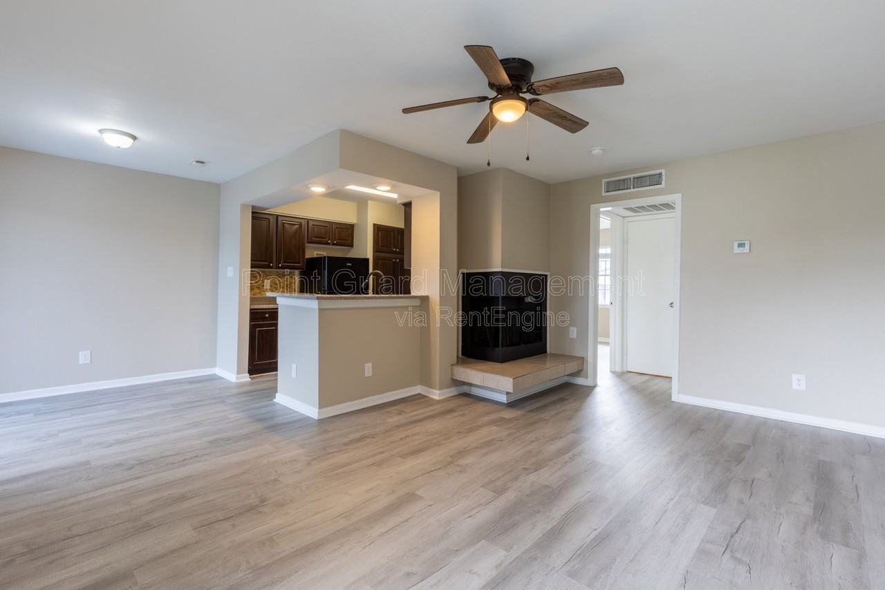 2236 Ridgmar Plz #40