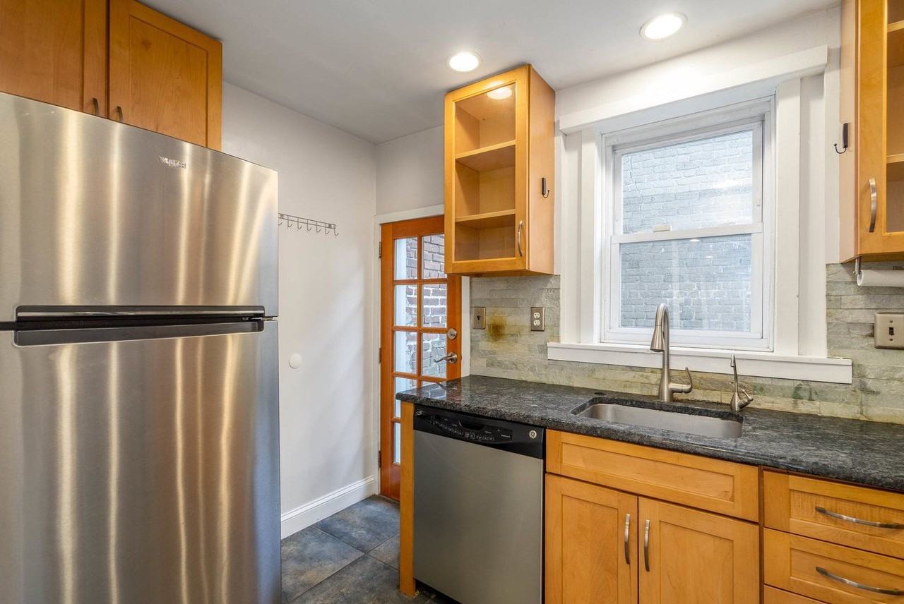 802 N Lecount St - Photo 4 of 27