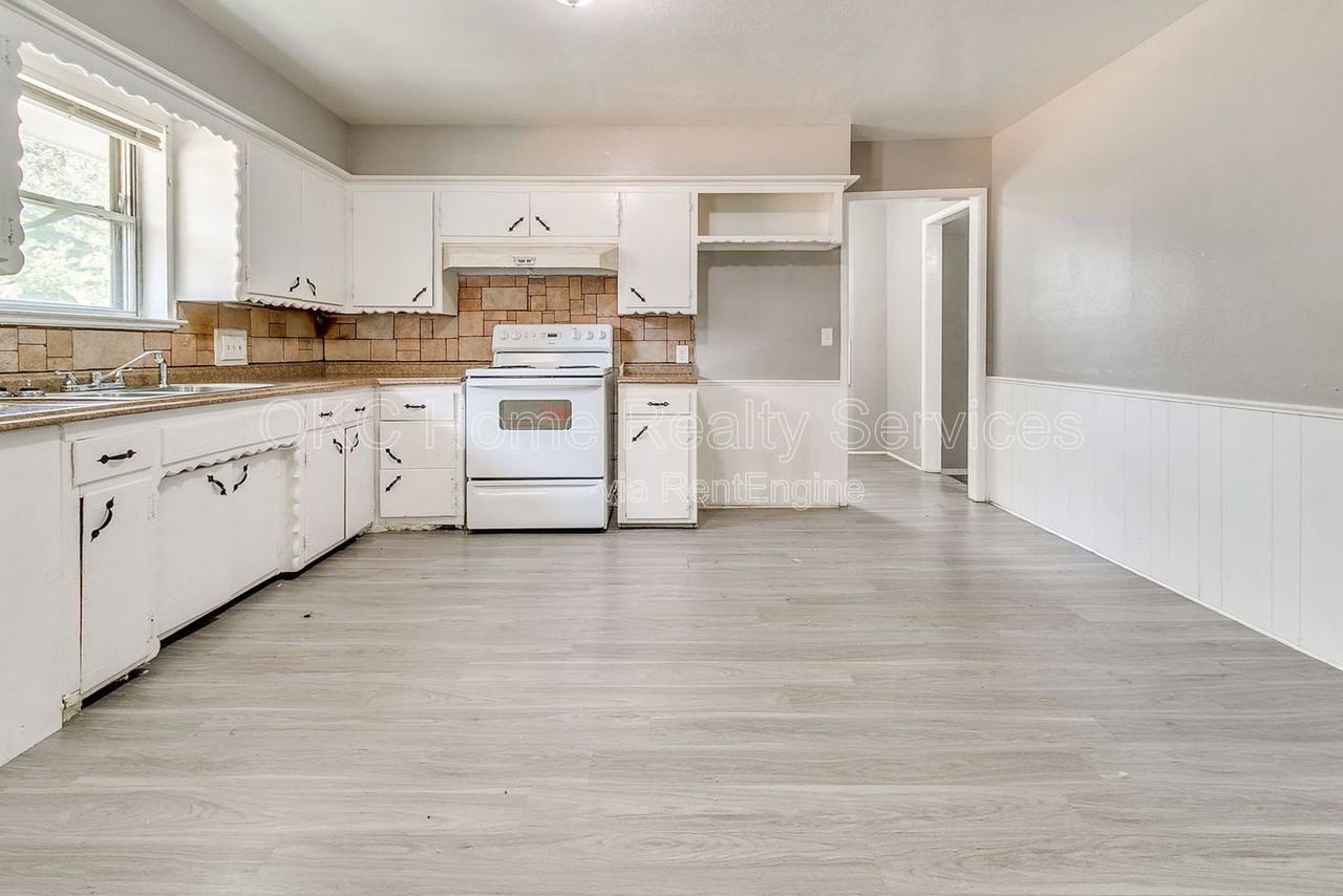 8712 Ne 25th St - Photo 4 of 15