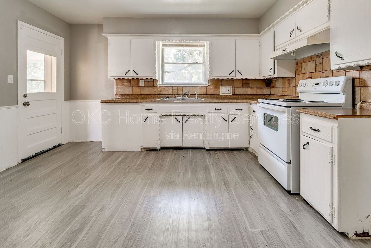 8712 Ne 25th St - Photo 5 of 15