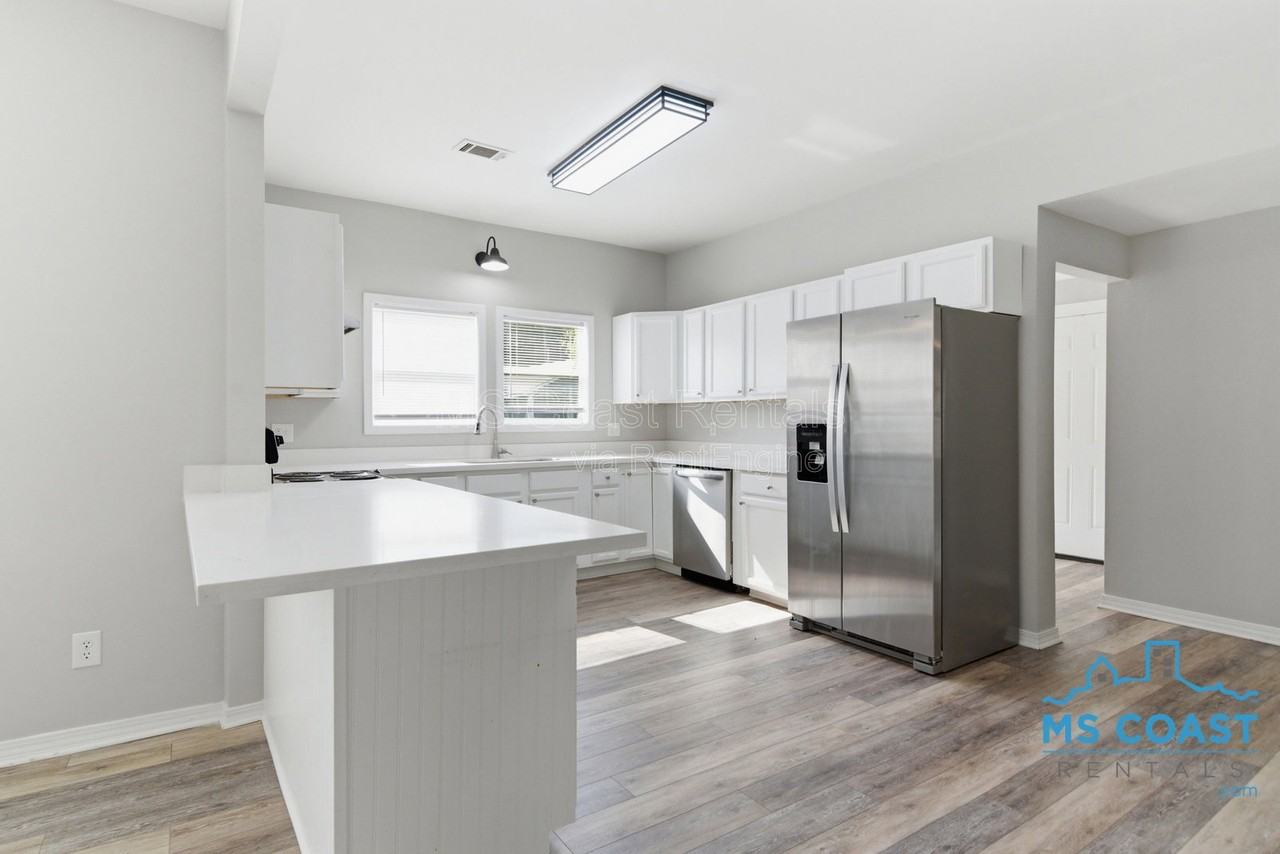 962 Thelma St - Photo 7 of 21