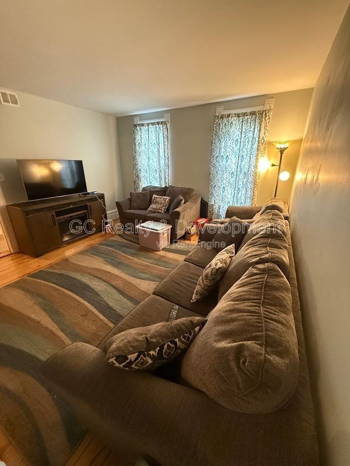 111 Des Plaines Ave #B - Photo 5 of 12