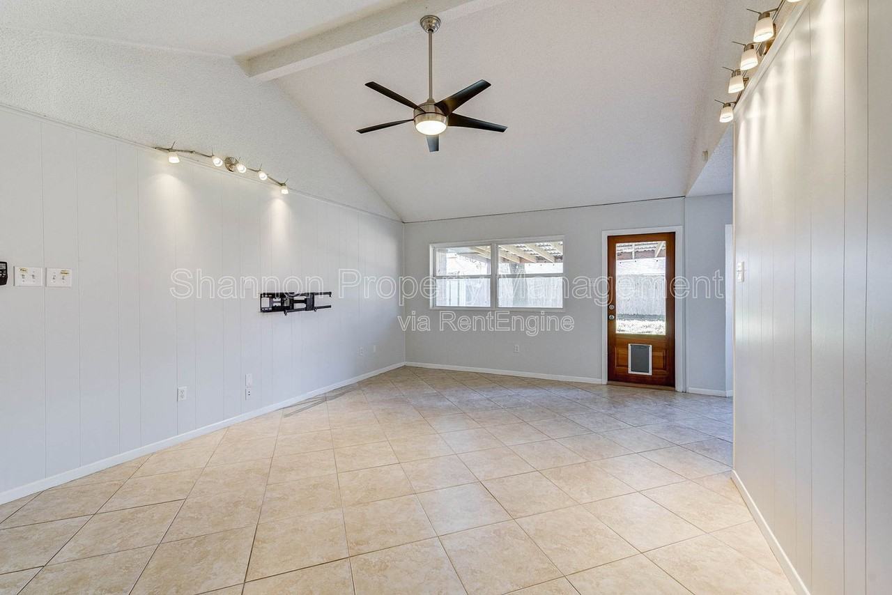 5911 Chrystell Ln - Photo 2 of 28