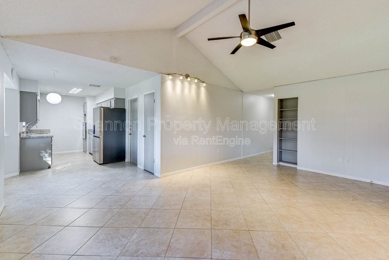 5911 Chrystell Ln - Photo 3 of 28