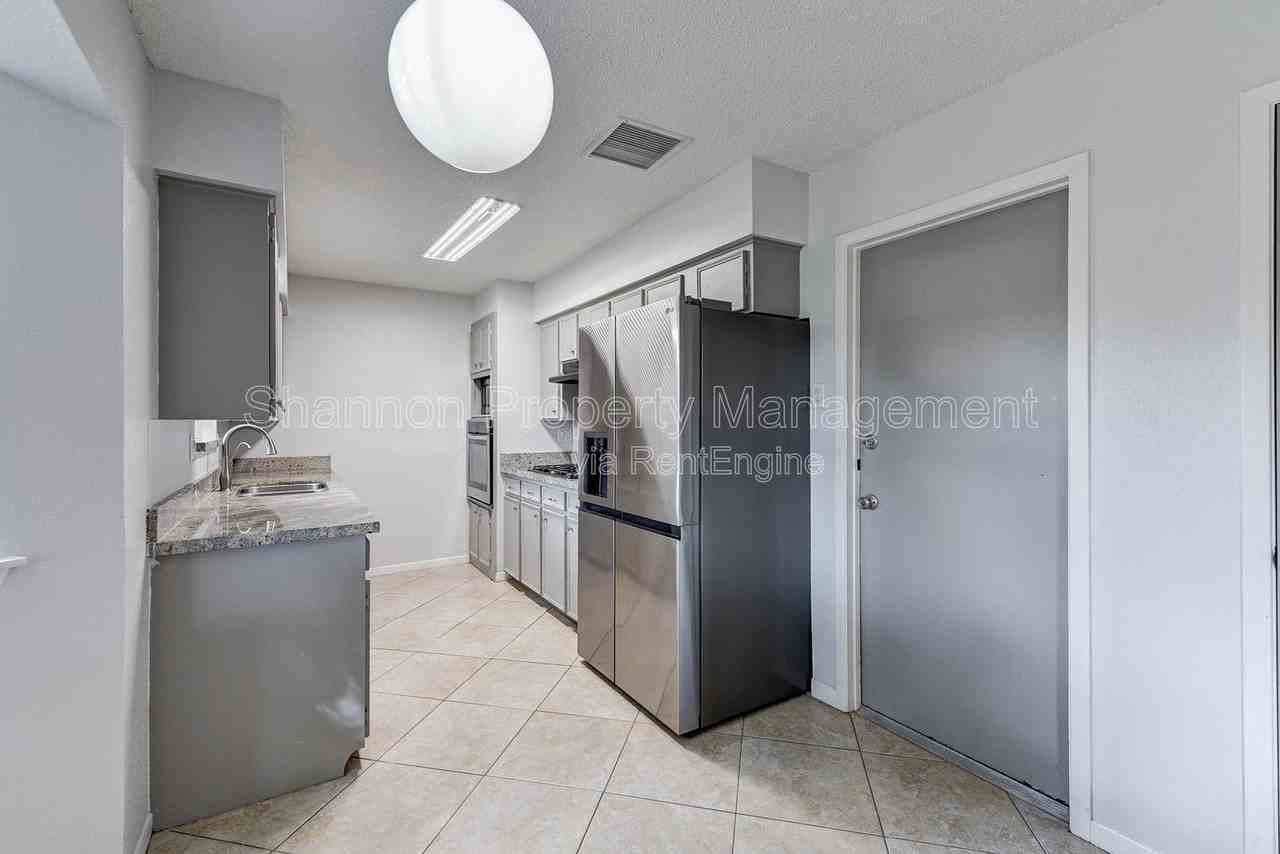 5911 Chrystell Ln - Photo 4 of 28