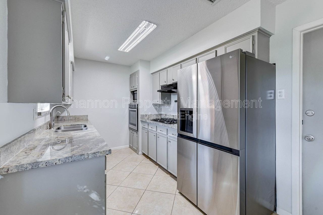 5911 Chrystell Ln - Photo 5 of 28