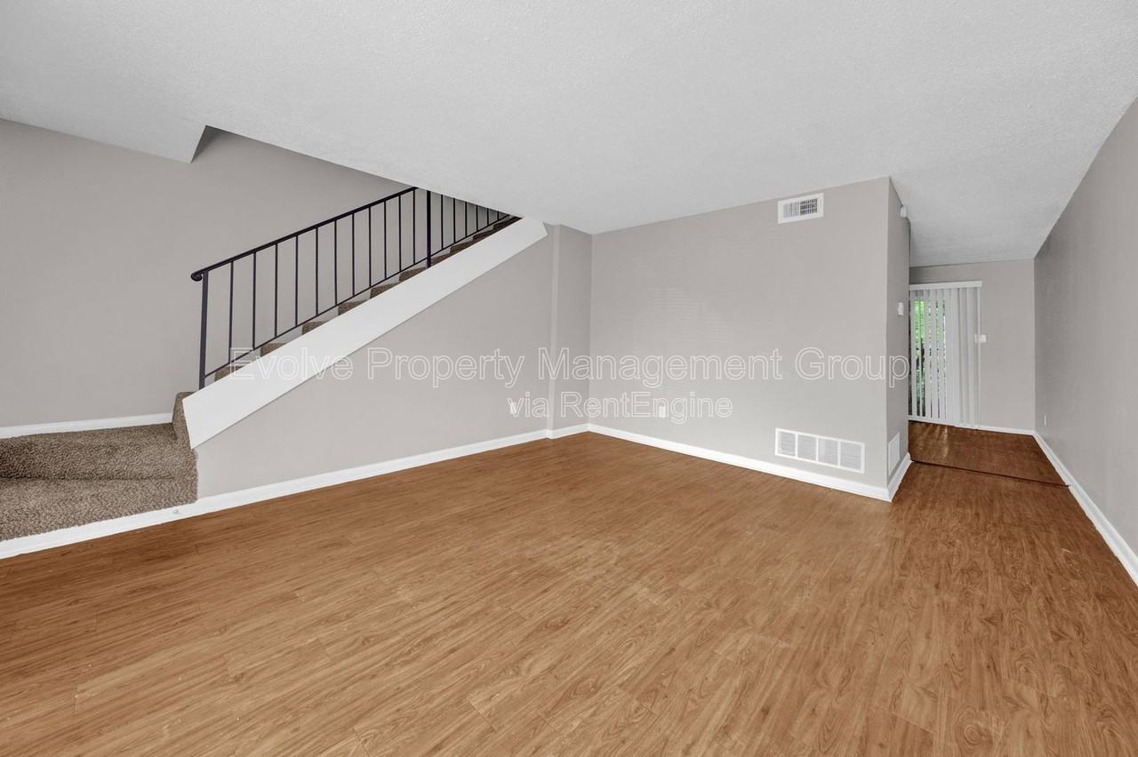 696 Hobbs Dr - Photo 4 of 14