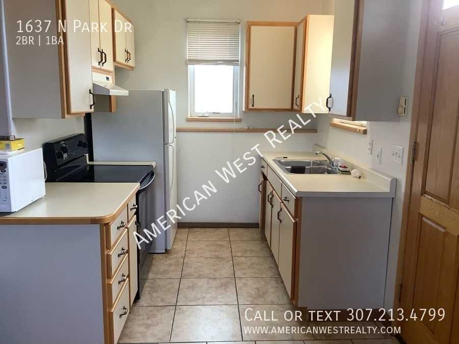 1637 N Park Dr - Photo 2 of 8